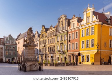 Poznan, Poland - June 27, 2024: Old medieval colorful traditional houses on Town Hall Square early in the morning Redaktionelt stock-foto