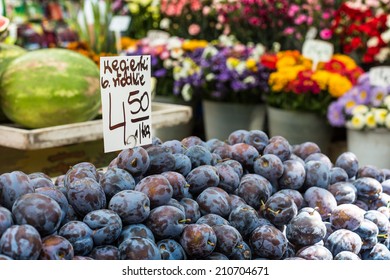 Plums on the market stand in Poland. 스톡 사진