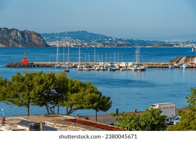イタリア、プロシダ、2022年5月23日：イタリアのプロシダ島のマリーナに係留しているボートの眺め。のエディトリアル写真素材