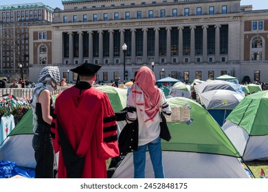 2024年4月22日に見られるように、親パレスチナの支持者たちは新規ヨークのコロンビア大学のキャンパスに抗議集会を開いたのエディトリアル写真素材