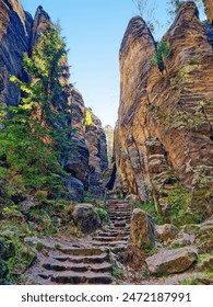 Prachovske rocks in the nature area called Bohemian Paradise, Czech Republic. Stairs to the sandstone cliffs (Imperial Corridor). Foto Stok