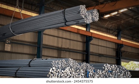 Prepare products for delivery to customers Deformed steel or rebar background Deformed bars for reinforced concrete metal surfaces Closed with reinforcing steel and round steel bars. Foto stock