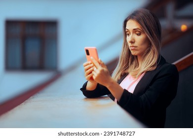 
スマートフォンでテキストメッセージを読んでいる困惑ビジネスマン。誤った情報やネット上の偽ニュースを読んでいる疑い深い人 
の写真素材