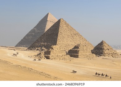 The Pyramids of Giza in Egypt, tourists and the Nazlet El-Semman area around them
 ‎February ‎10, ‎2023  Foto stock editoriale