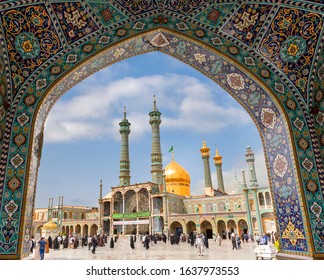 QOM, IRAN - APRIL 16, 2019: Local  people visit the Holy Shrine of Lady Fatima Masumeh, in Qom, Iran Foto stock editoriale