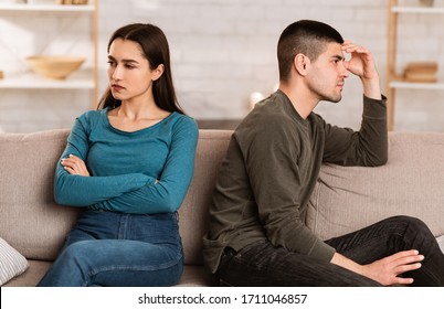 けんかを防ぐ。二人は孤立して議論をした後、互いを無視し、アパートのソファに座りの写真素材