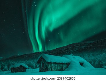 Quiet winter nights illuminated by star trails and auroras Foto Stock