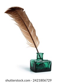 Quill pen with a glass bottle of ink. Feather in a green vintage inkwell Stock-foto