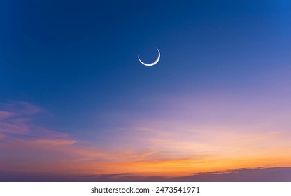 ラマダンのイスラム教の夜の夕焼け東の月、ヒラルとイードいくつかの雲と夜に澄んだ空 の写真素材