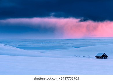 Remote hut in winter landscape- tana- norway Foto stock
