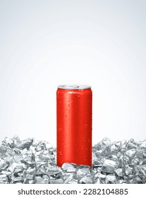 Red beverage can with condensation on ice cubes. - Φωτογραφία στοκ