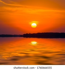 red dramatic sunset over the quiet lake Foto Stock