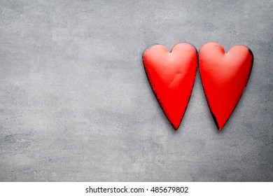 Red heart on the gray metal background. ஸ்டாக் ஃபோட்டோ