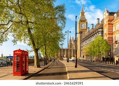 Red telephone boxes on Victoria embankment and Big Ben tower, London, UK – Ảnh có sẵn