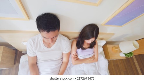 対人関係の問題の概念 – アジアの若いストレスを受けたカップルのトップビュー家庭内の問題のために紛争を持って、彼らは喧嘩の後にイライラを感じますの写真素材