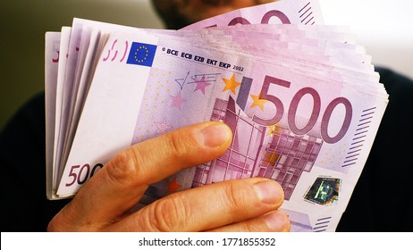 金持ちは500ユーロ札で10,000ユーロを示すの写真素材