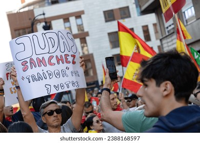 Manifestantes de derecha en protesta contra la amnistía a los separatistas catalanes y contra Pedro Sánchez en Valencia, 12 de noviembre de 2023, España.
 Foto de contenido editorial de stock