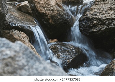 river water flow between stones       : stockfoto