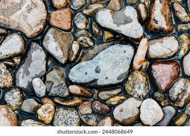 川の岩は部分的に水に濡れているの写真素材