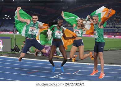 Rome, Italy 7.06.2024:   Christopher O'DONNELL, Rhasidat ADELEKE, Thomas BARR, Sharlene MAWDSLEY of Ireland win gold medal in 4 x 400m Relay Mixed Final  European Athletics Championships 2024 in rome एडिटोरियल स्टॉक फ़ोटो
