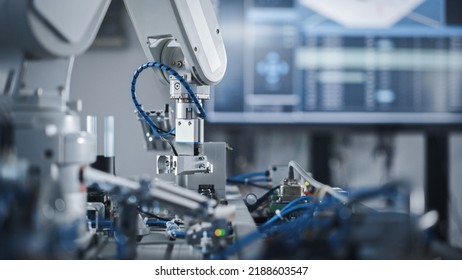 Robotics Industry Four Engineering Facility Robot Arm Moving at Different Directions. High Tech Industrial Technology Using Modern Machine Learning. Mass Production Automatics. Close Up Stockfoto