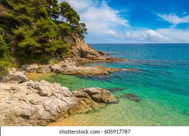 Rocks on the coast of Lloret de Mar in a beautiful summer day, Costa Brava, 

Catalonia, Spain : photo de stock