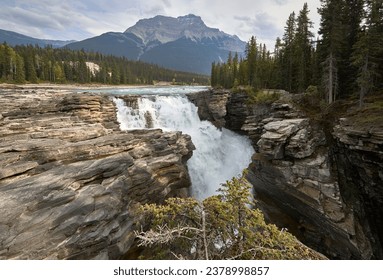 Scenery of Athabasca Falls, Jasper National Park, Alberta, Canada: stockfoto