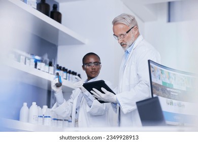 バイオテクノロジー研究のための化学物質の在庫一覧のための実験室での科学、黒人女性とタブレットを持つ男性。研究中の医薬品の在庫のためのデジタルチェックリストと研究室で科学者チーム。の写真素材