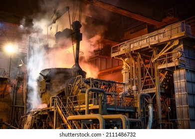 Scrap metal ladle before being discharged into steelmaking furnace Foto stock