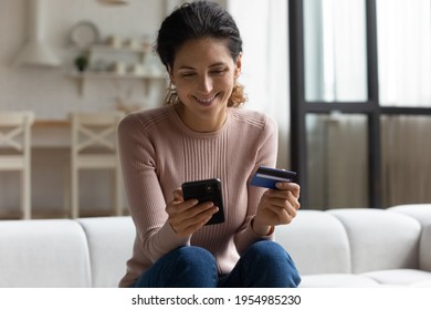 Safe mobile banking. Smiling latina lady client hold mobile phone credit bank card do online shopping provide internet payment. Happy young woman enjoy easy fast secure transferring money in ebank app – Stockfoto
