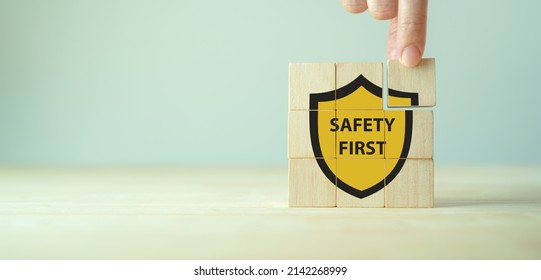 Safety first symbols, work safety, caution work hazards, danger surveillance, zero accident concept. Wooden cubes with smart grey background. Employees safety awareness at workplace. Safety banner. – Ảnh có sẵn