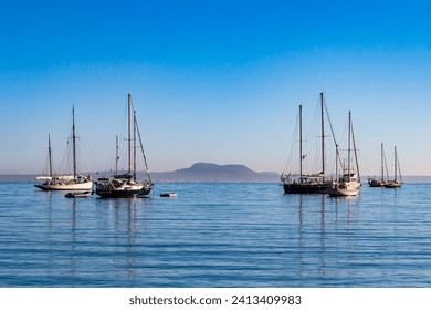 地中海の穏やかなボート停泊所でヨットをセーリングの写真素材