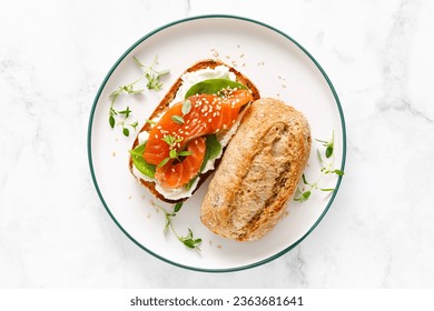 Salmon salted sandwich with spinach and cream cheese, top down view Stock-foto