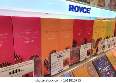 SAPPORO, JAPAN - 23 DEC 2019: View of various Premium Royce chocolate on store shelf in Daimaru Sapporo. Royce' Confect Co., Ltd. is the famous Japanese chocolate manufacturing company. Redaktionelt stock-foto