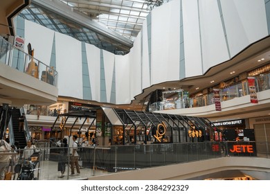 Semarang, Indonesia - November 05, 2023 : The situation of one of the shopping malls in the city of Semarang. Pollux Mall Paragon (Paragon City Mall, or Mall Paragon) is a shopping center in the city. 编辑库存照片