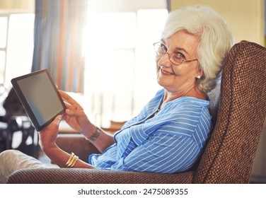 ストリーミング、インターネット、動画通話のためのソファの上の年配の女性、ポートレート、タブレットは家のリビングルームで。高齢者、笑顔、ソファでテクノロジーを駆使し、ソーシャル中、アプリ、コミュニケーションをサポートの写真素材