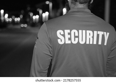 夜に街をパトロールする警備員の写真素材