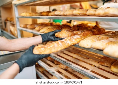 selective focus of baker shelving freshly baked bread: stockfoto