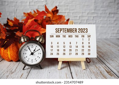September 2023 monthly calendar maple leaf decoration on wooden background स्टॉक फोटो