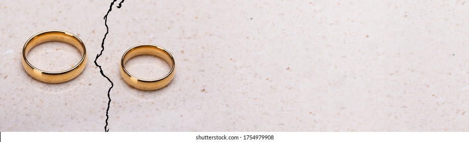 折れた結婚式と婚約指輪を分けて 夫婦離婚 の写真素材