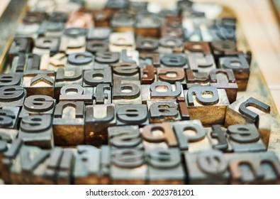 Set of metal shabby letterpress letters and numbers placed in wooden box in typography स्टॉक फोटो