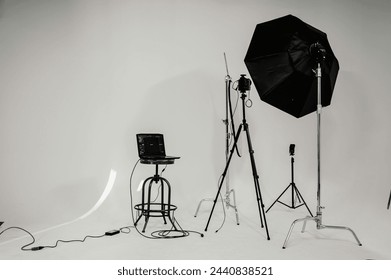 set up the photography studio after completing the photo shoot: stockfoto