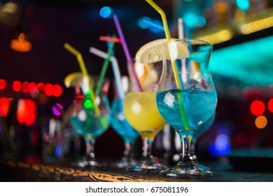 Several alcoholic cocktails, different colors with citrus in restaurant: stockfoto