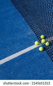 plusieurs paddle-tennis par filet sur un terrain de paddle-tennis bleu : photo de stock