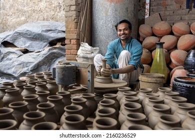 陶芸家が紡ぎ車で粘土を鍋に成形する熟練した手の写真素材