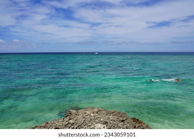 하늘, 바다, 바위, 그리고 수영하는 사람들                                스톡 사진