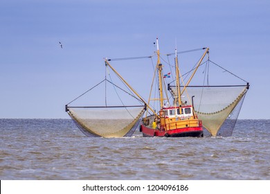 Shrimp fishing cutter vessel in action on the Dutch wadden sea Foto stock