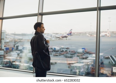 Silhouette of man waiting for the flightの写真素材