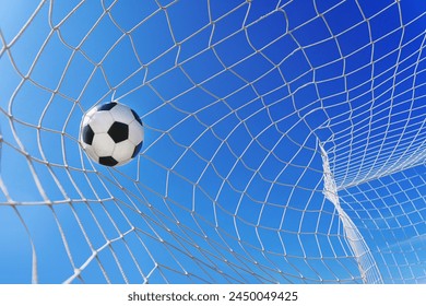  Ballon de football en filet de but de football dans un grand stade isolé sur ciel bleu. filet de foot. : photo de stock