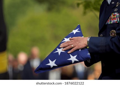 軍葬の際に軍人が折り畳む国旗の写真素材